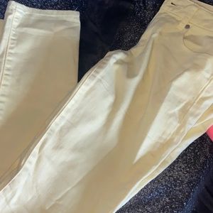 Never worn ! Yellow American eagle jeans !